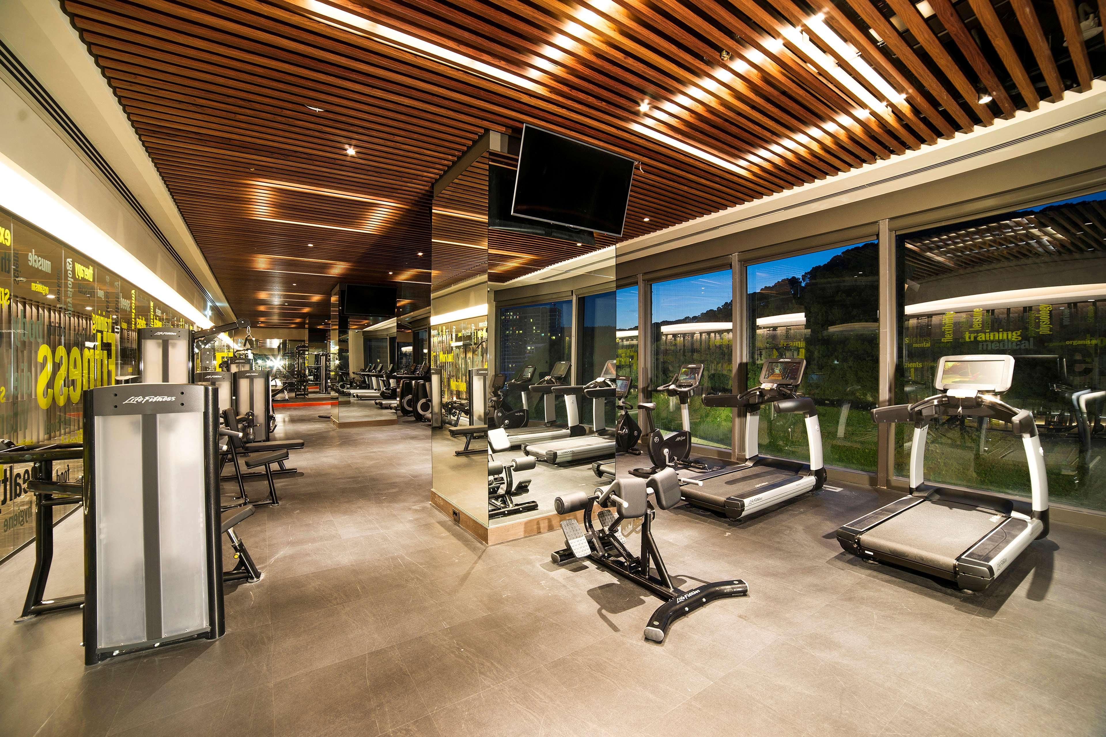 Radisson Collection Hotel, VadСтамбул Екстер'єр фото The gym at The Landmark