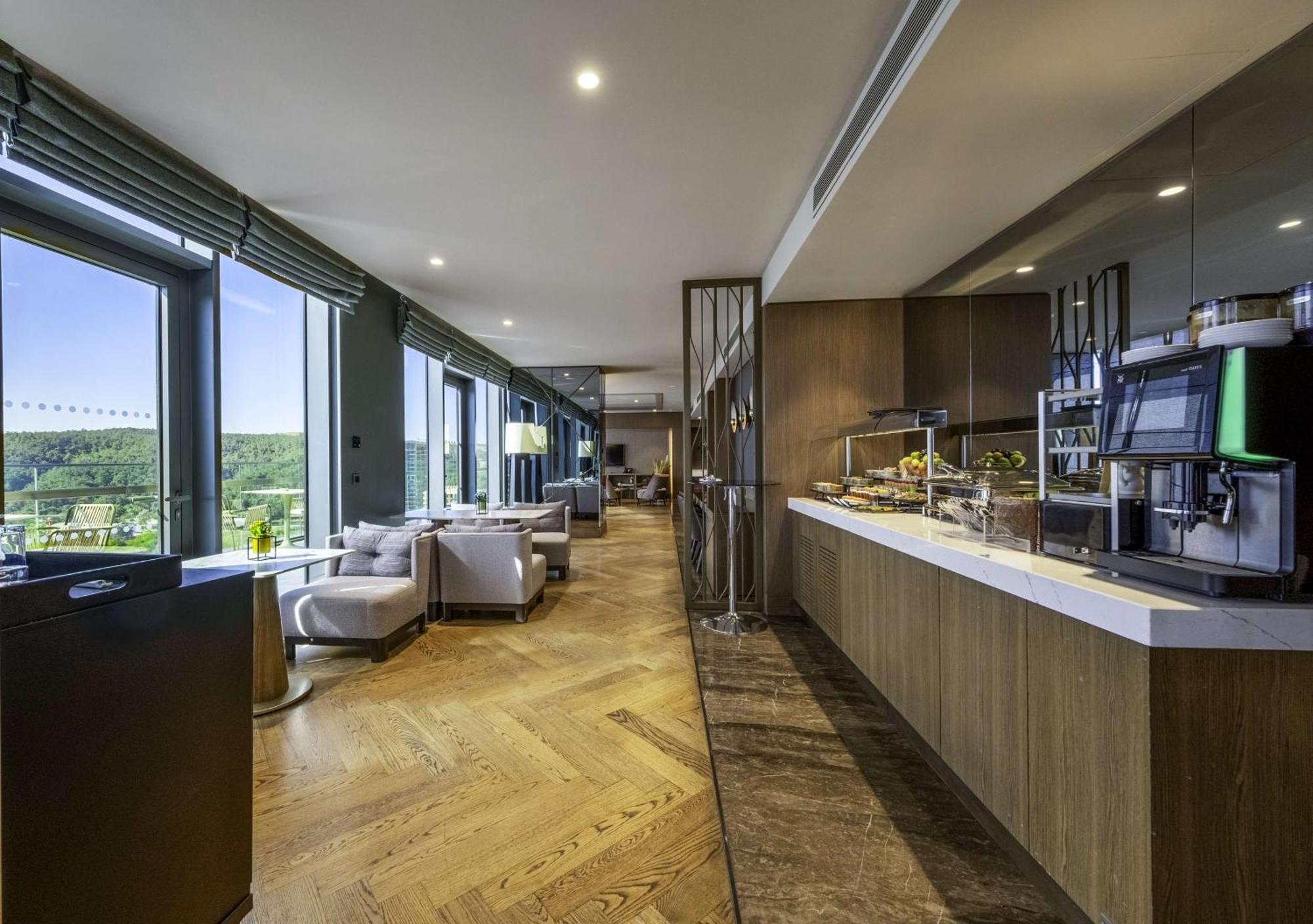 Radisson Collection Hotel, VadСтамбул Екстер'єр фото The Club lounge at Beijing Capital International Airport
